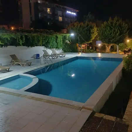 Kadinlar Denizine 100 Metre クシャダス