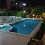 Kadinlar Denizine 100 Metre Κουσάντασι